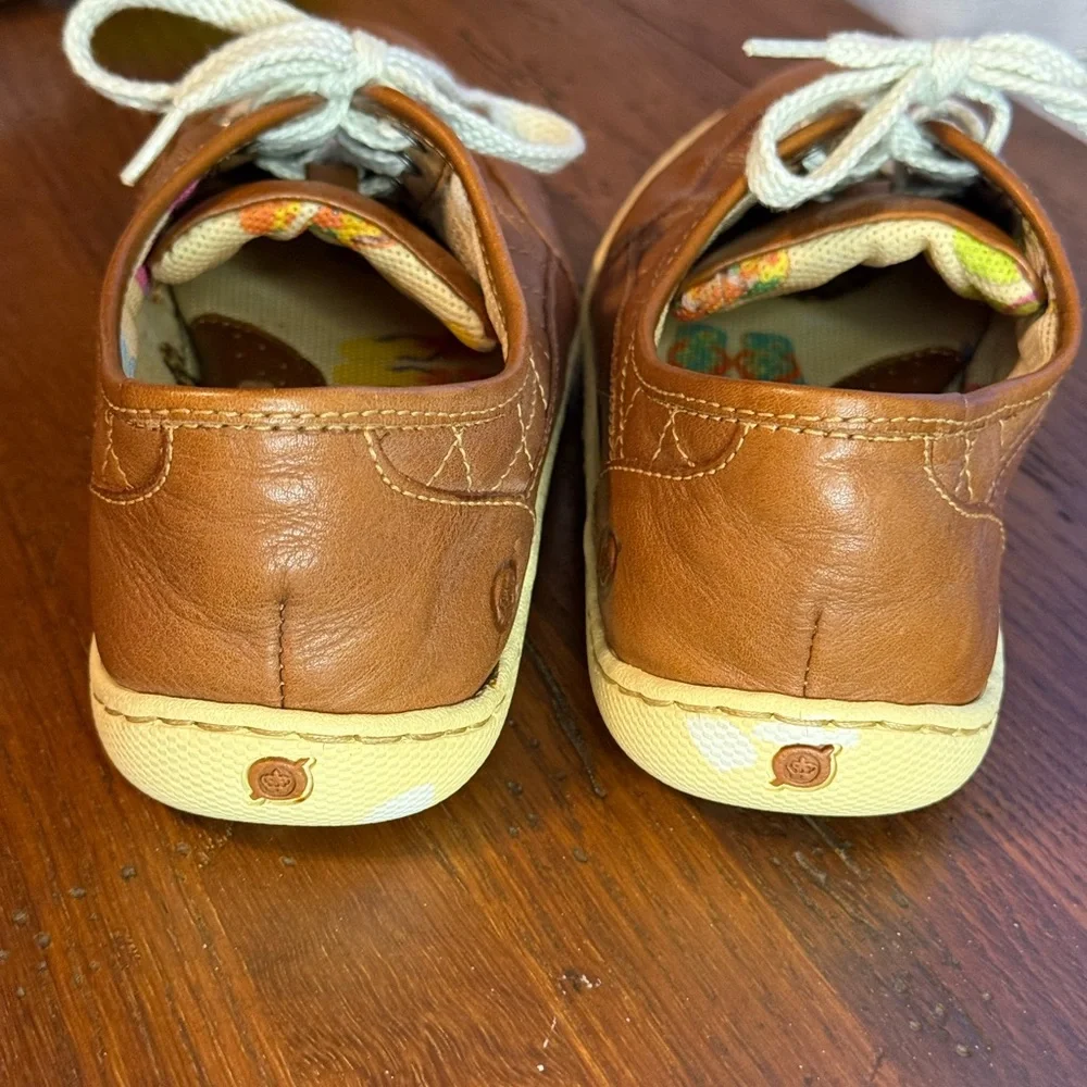 Børn  tan leather lace-up sneakers size 7 1/2